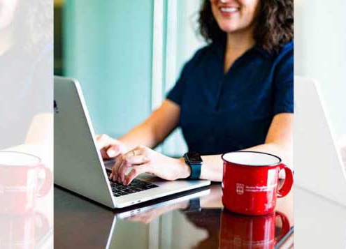 UGA Alumna at laptop